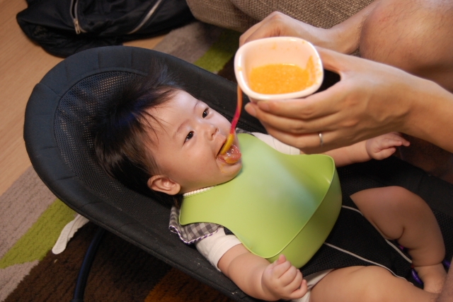 子どもと大人では食べ物の飲み込み方が違う？